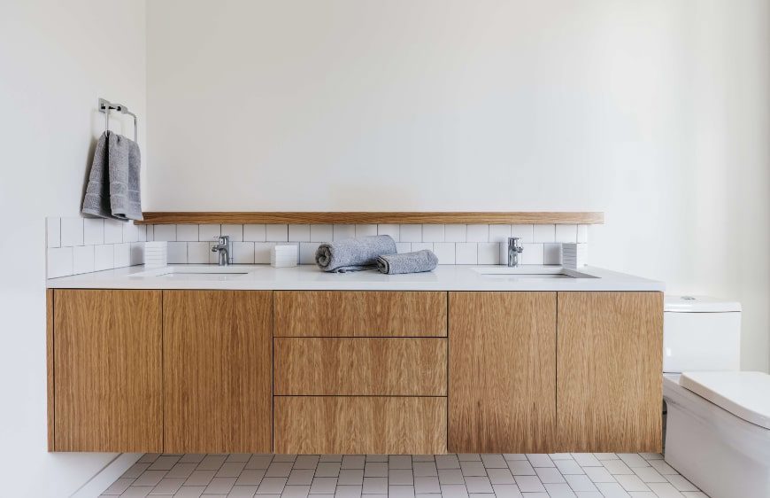 masif ahsap modern banyo depolama dolabi mobilya, tezgah alti cift lavabo, ahsap ve seramigin uyumu cagdas ve sade dogal banyo mekani