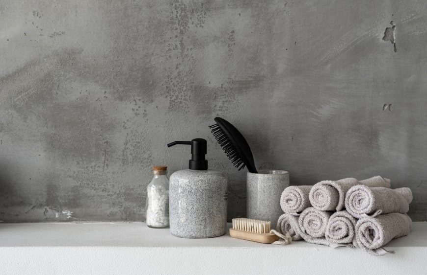 ham beton duvar, gri beton renklerinde banyo seti