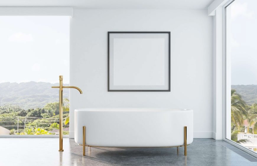 minimal cizgileri olan banyo dekorasyonunda pirinc ayakli sik kuvet ve yerden pirinc kuvet bataryasi