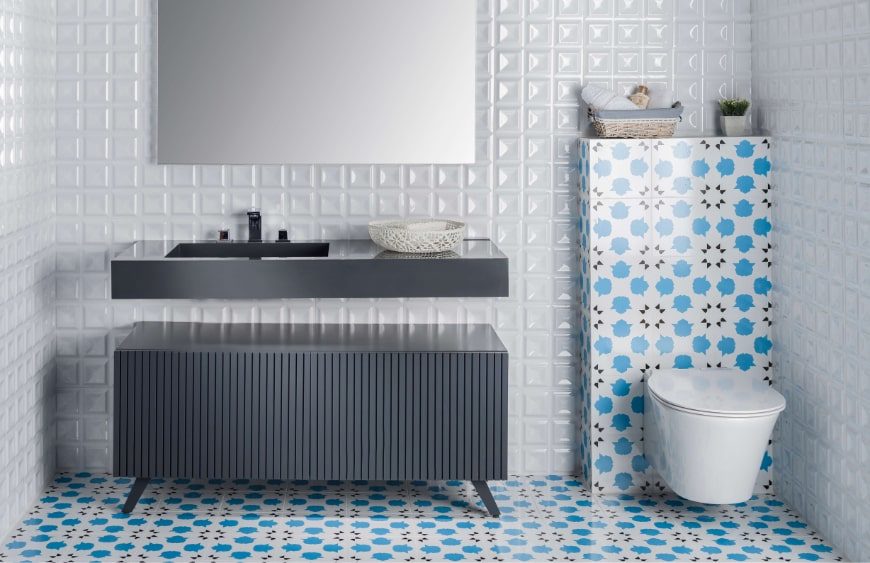 banyo zemini ve duvarda mavi beyaz siyah tonlarda cini karo canakkale seramik pera koleksiyonu 