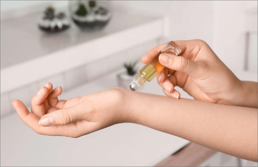 kisisel bakim icin bileklerine dogal aromaterapi yagi suren kadin eli gorseli