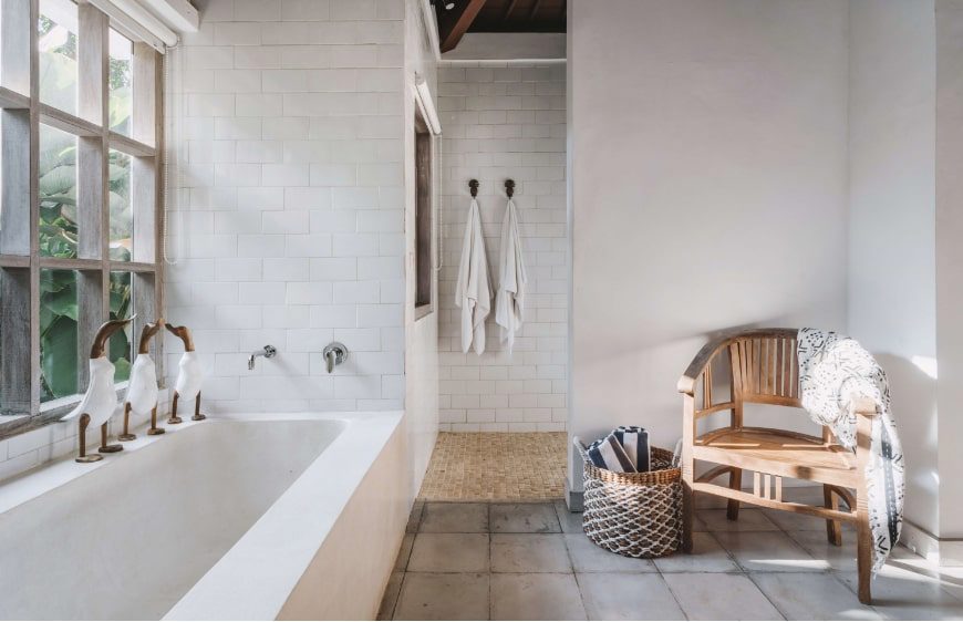 zeminde ahsap dokulu yer kaplamasi ve naturel tonlarda malzeme kullanimi ile dogal banyo mekani